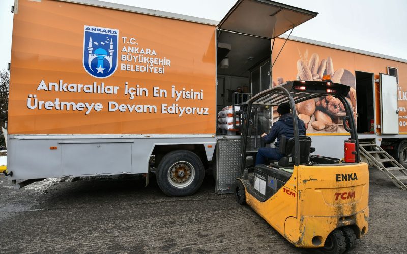 MOBİL EKMEK FIRINLARIMIZ DEPREM FELAKETİNİN YAŞANDIĞI HATAY VE ELBİSTAN’DA SICAK EKMEK ÜRETİMİ YAPIYOR