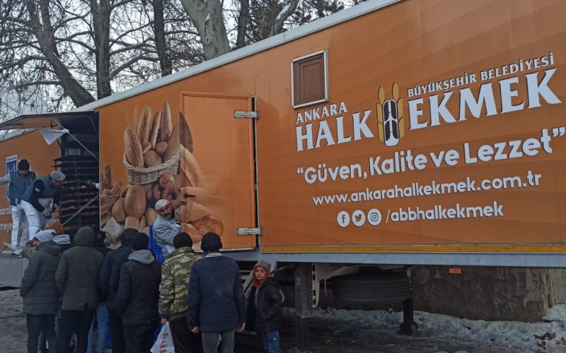 ARKADAŞLARIMIZ HATAY VE ELBİSTAN’DA CANSİPERANE ÇALIŞARAK MOBİL FIRINLARIMIZDA DEPREMZEDELER İÇİN SICAK EKMEK ÜRETİYOR