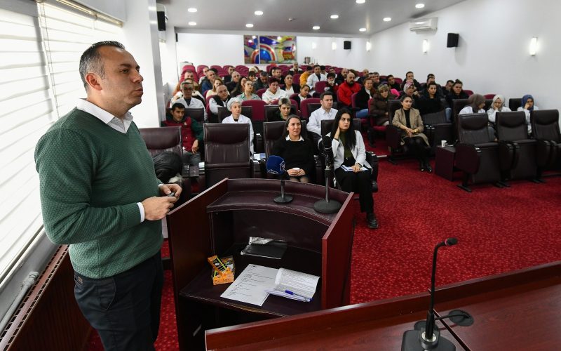 Halk Ekmek Fabrikamızda Tarım Bakanlığı ile Türkiye Fırıncılar Federasyonu işbirliğinde 3 gün süreyle gıda hijyen eğitimi düzenlendi. Eğitime aralarında ekmek satış büfesi işletmecilerin de bulunduğu  815 çalışanımız katıldı.