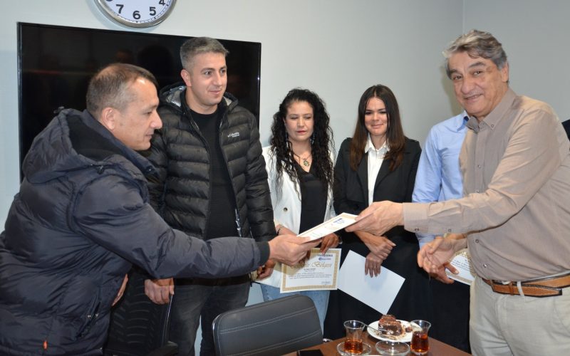 “Halk Ekmek Fabrikası Genel Müdürü Ruhi Bedir       1 Mart ile 31 Mart 2025 tarihleri arasında Ramazan ayına özel uygun fiyatlı et ve kıyma satışı projesinde özverili biçimde görev yapan 20 Başkent Market çalışanına “Teşekkür Belgesi” takdim etti.”
